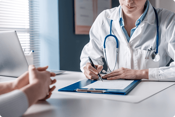 Docteur qui signe une ordonance